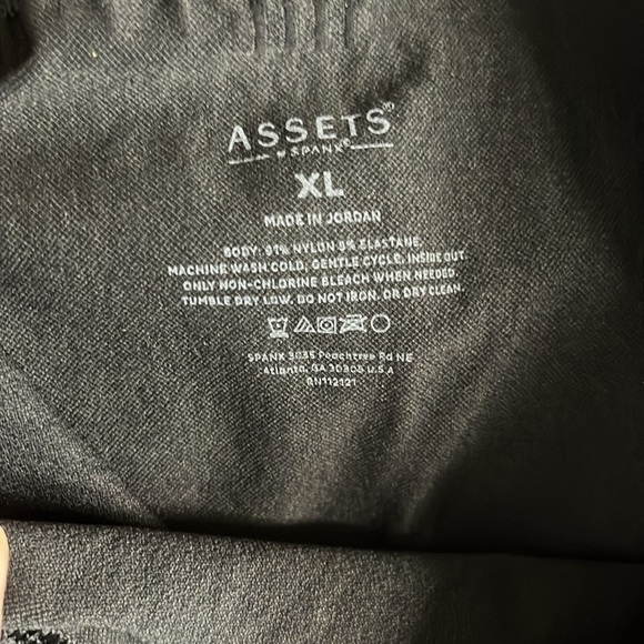 Assets by Spanx high waist, shaping leggings. - Picture 5 of 5